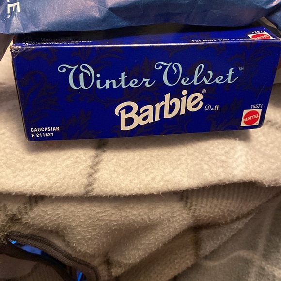 Avon Winter Velvet Barbie - Picture 4 of 4